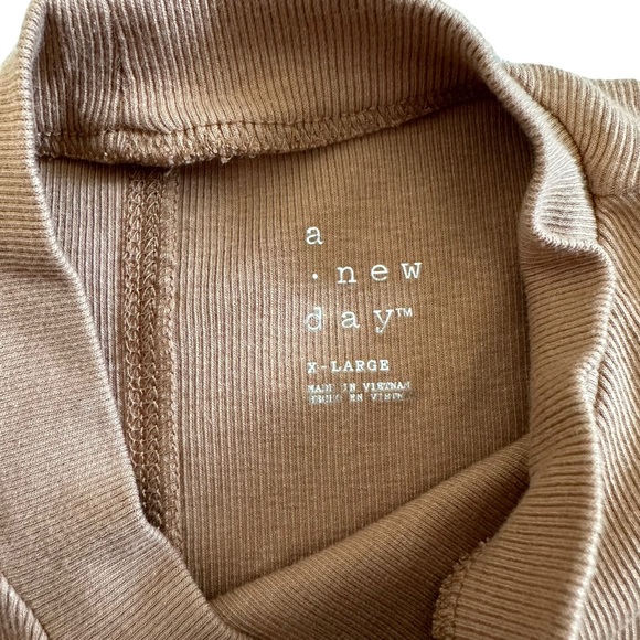 A New Day Women’s Elbow Sleeve Mock Turtleneck T-shirt Tan/Camel Sz XL - Picture 3 of 5